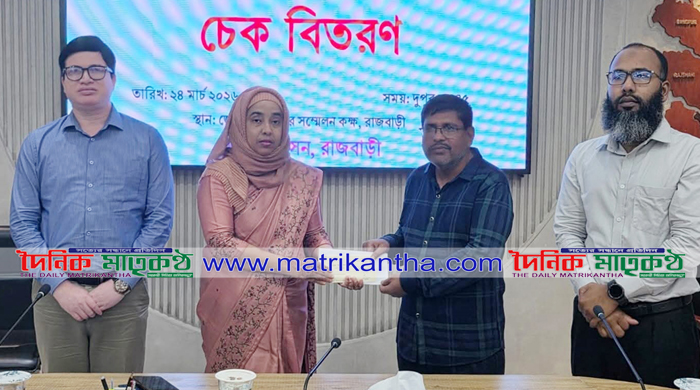  চাকুরীরত অবস্থায় মৃত্যুবরণকারী কর্মচারীর পরিবারকে আর্থিক অনুদানের চেক প্রদান